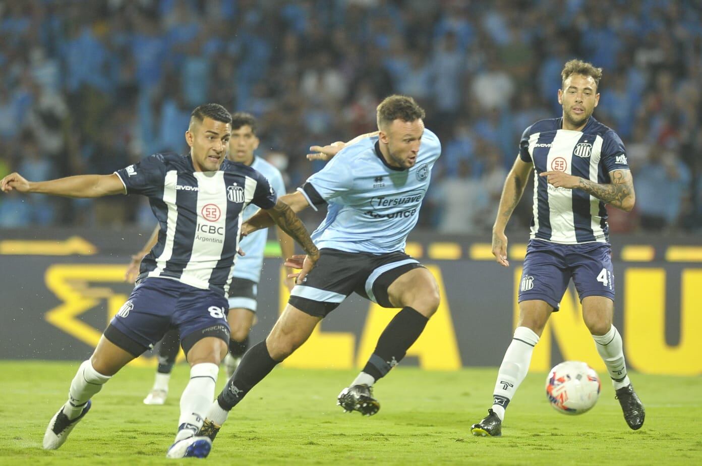 Belgrano y Talleres, ante una multitud, en el clásico en el Kempes. (Foto: Javier Ferreyra)