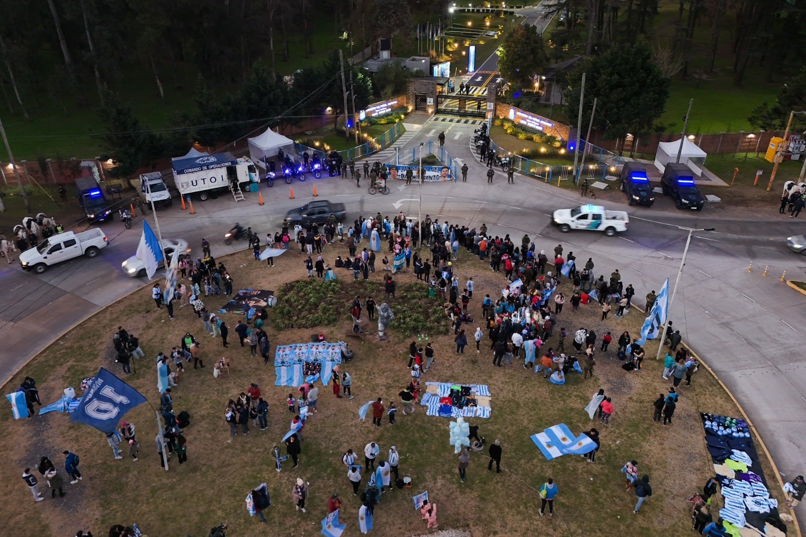 El recibimiento de la gente para la selección argentina en Ezeiza, Buenos Aires. (Foto de Clarín)