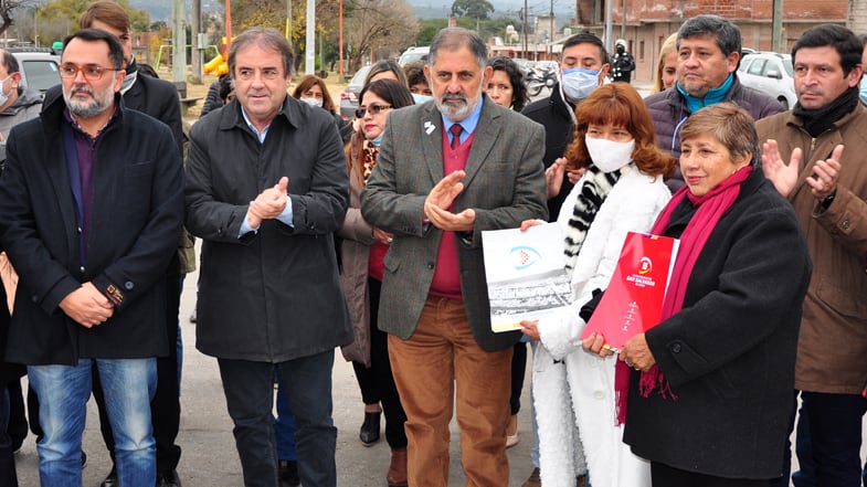 La familia de José Luis Sánchez recibió copias de los dispositivos legales por los cuales le fue impuesto su nombre a un espacio verde del barrio General Arias.