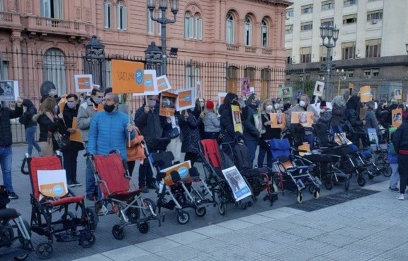 Marcha en pedido de vacunas para los menores de 18 años en Plaza de Mayo.