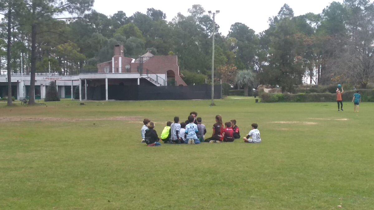 Domínguez reunió a niños y niñas para el entrenamiento y también aprovechó para charlar con ellos.