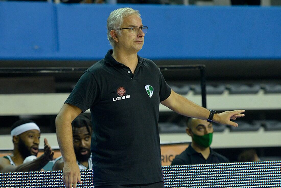 Claudio Arrigoni, el DT de Atenas, con el desafío de levantar a un equipo repleto de jugadores extranjeros. (Foto: La Liga Contenidos)