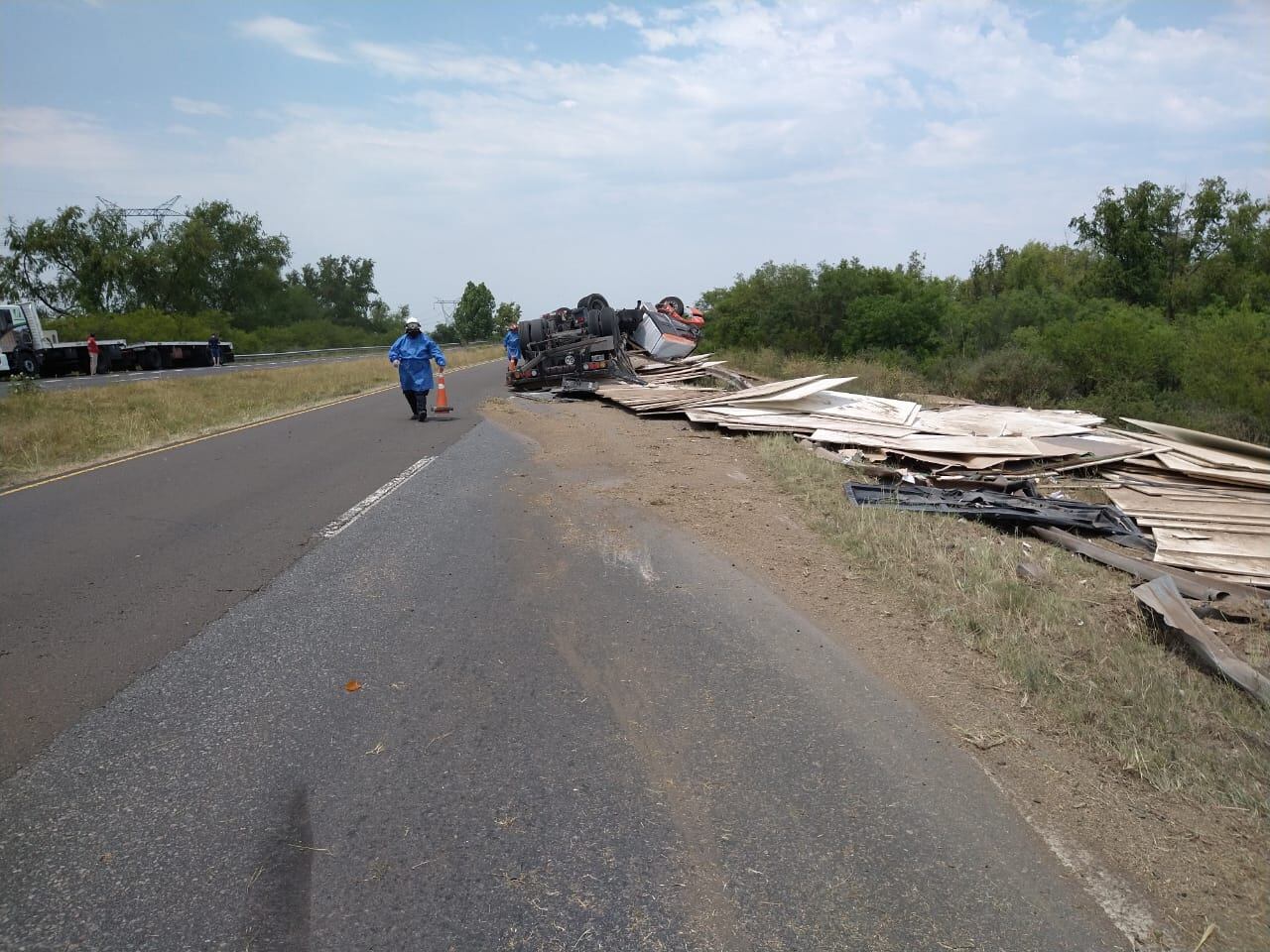 Vuelca un camión con su carga en RN12