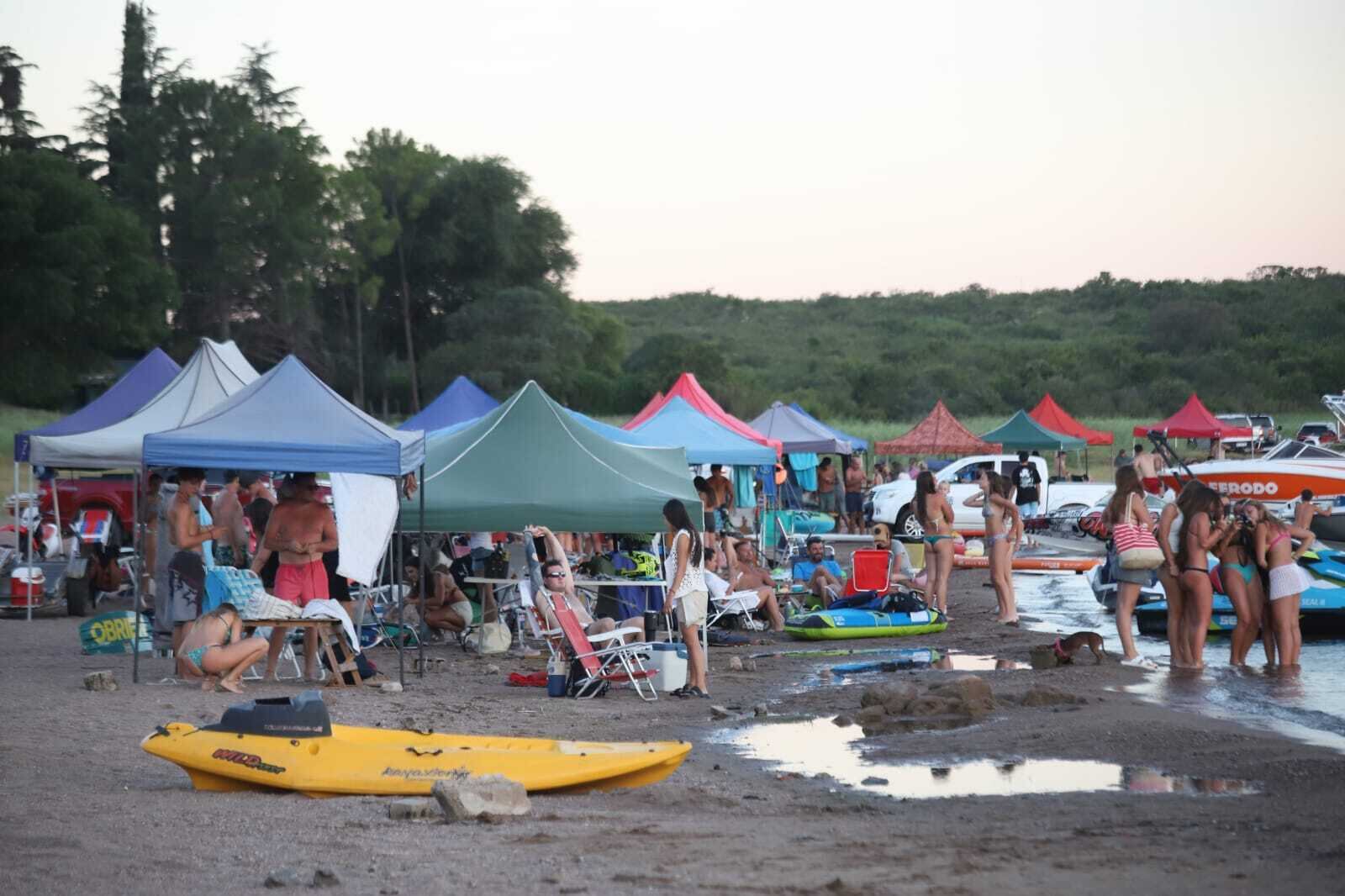 Turismo en las sierras: Playas colmadas en Villa del Dique, en Calamuchita (La Voz)