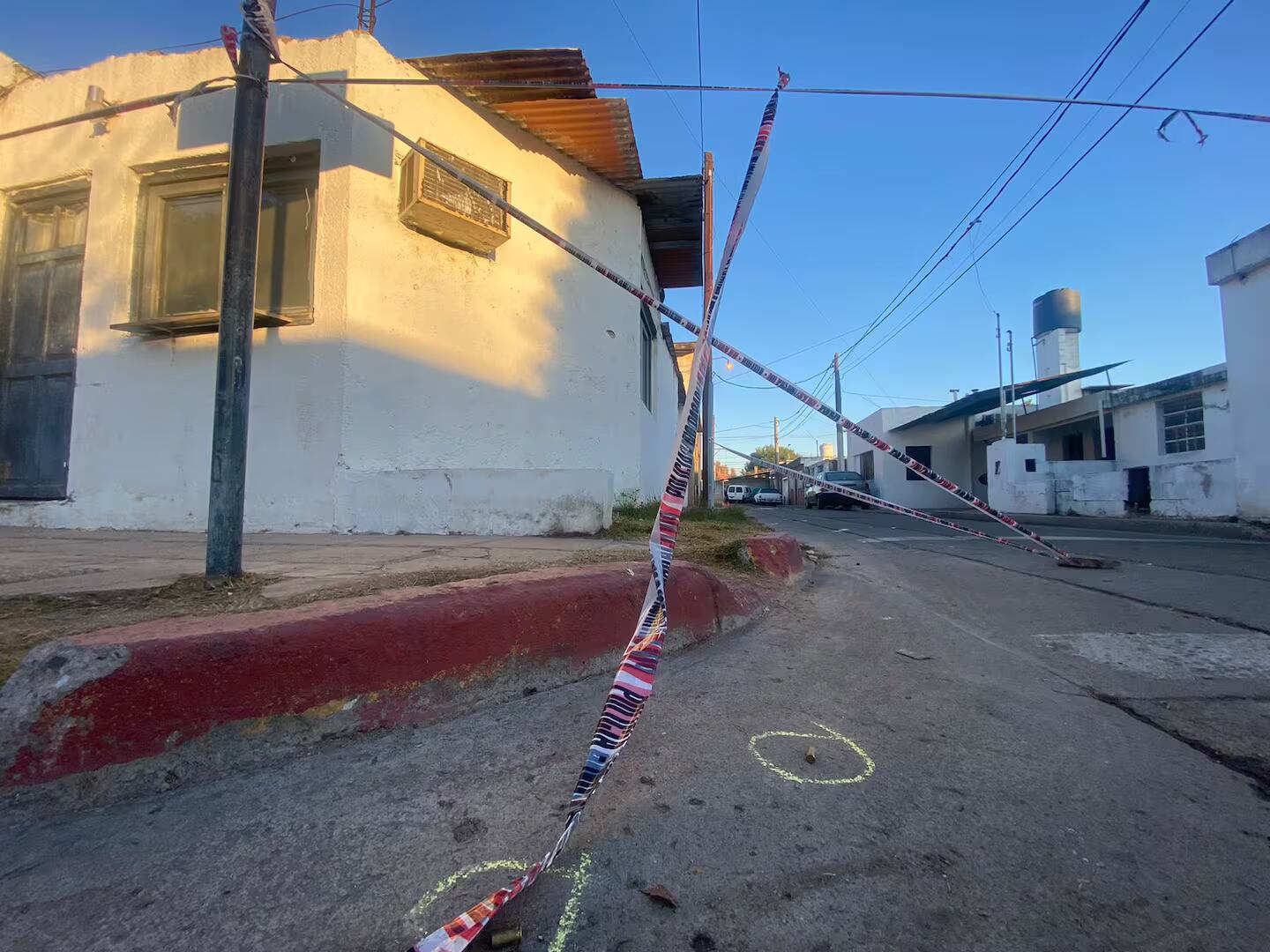 Un barrabrava de Belgrano se enfrentó a vecinos de barrio Los Plátanos.