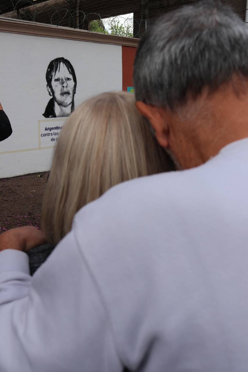 A 11 años de la desaparición de Paula Perassi, inauguraron un mural en el Colegio San Carlos de San Lorenzo.