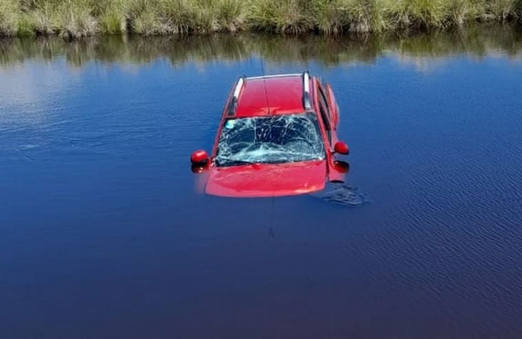 La camioneta terminó sumergida dentro del cuerpo de agua.