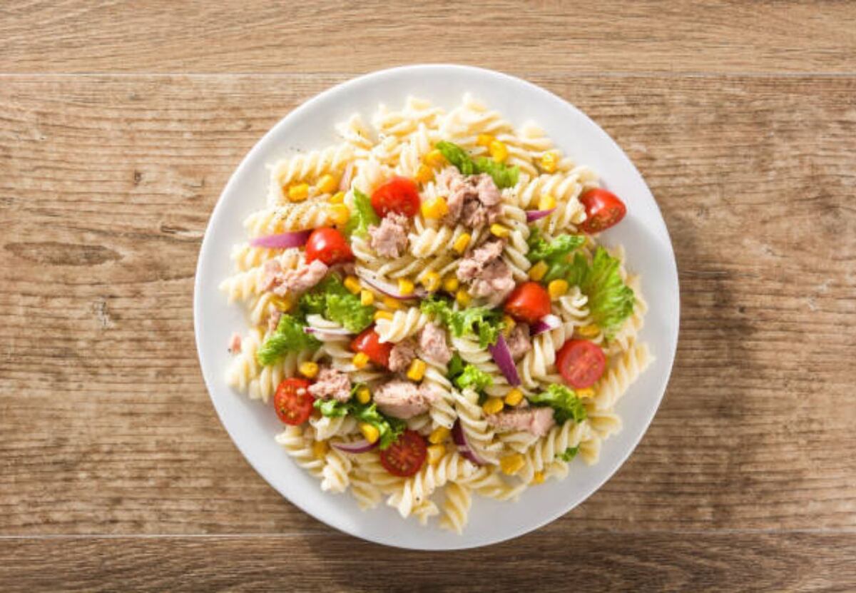 Cómo hacer una ensalada con fideos: la receta definitiva para los días de calor
