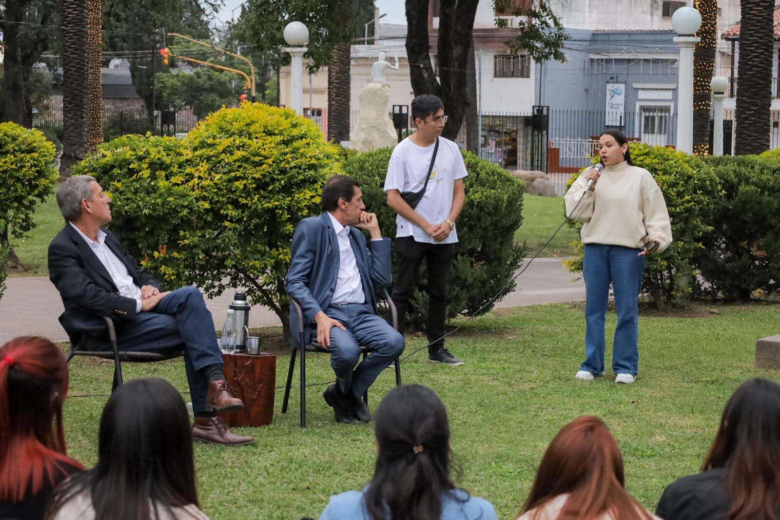 Jóvenes estudiantes de diferentes carreras universitarias expusieron sus puntos de vista y expectativas acerca del futuro de Jujuy.