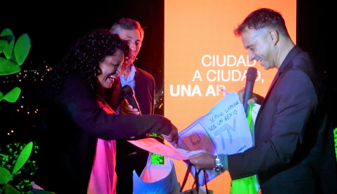 En el evento de mayo pasado en el Hotel Altos de la Viña, Delia Vargas sorprendió al invitado especial de Vía Jujuy, Sergio Lapegüe, con numerosos obsequios en agradecimiento a su permanente apoyo.