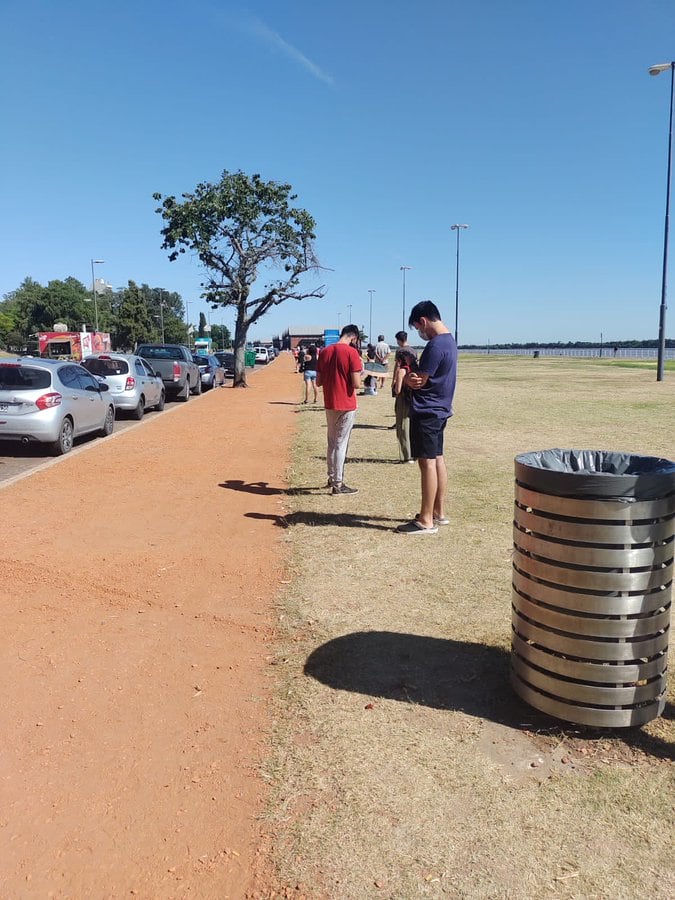 Largas colas para hacer un test de coronavirus en Rosario. (@AugustoMignini)