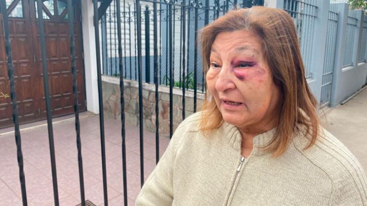 Inseguridad en Córdoba: le quisieron robar el auto a una jubilada, se colgó de la puerta y terminó herida