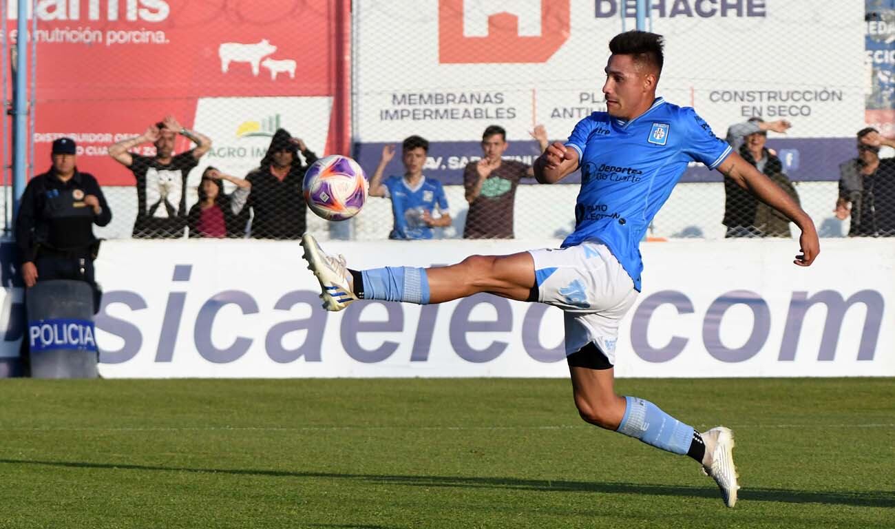 Estudiantes de Río Cuarto y su potente goleador, Luis Silba  (Tomy Fragueiro / La Voz)