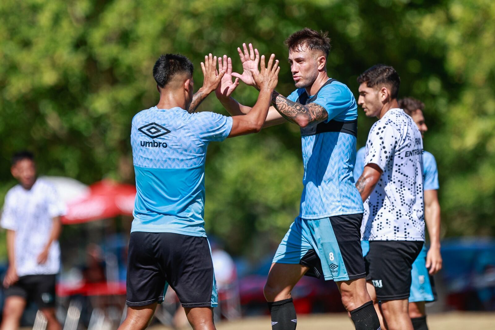 Gabriel Compagnucci celebra uno de los goles de Belgrano en el amistoso que le ganó a Fénix en Pilar que sirve de preparación para la Copa de la Liga Profesional