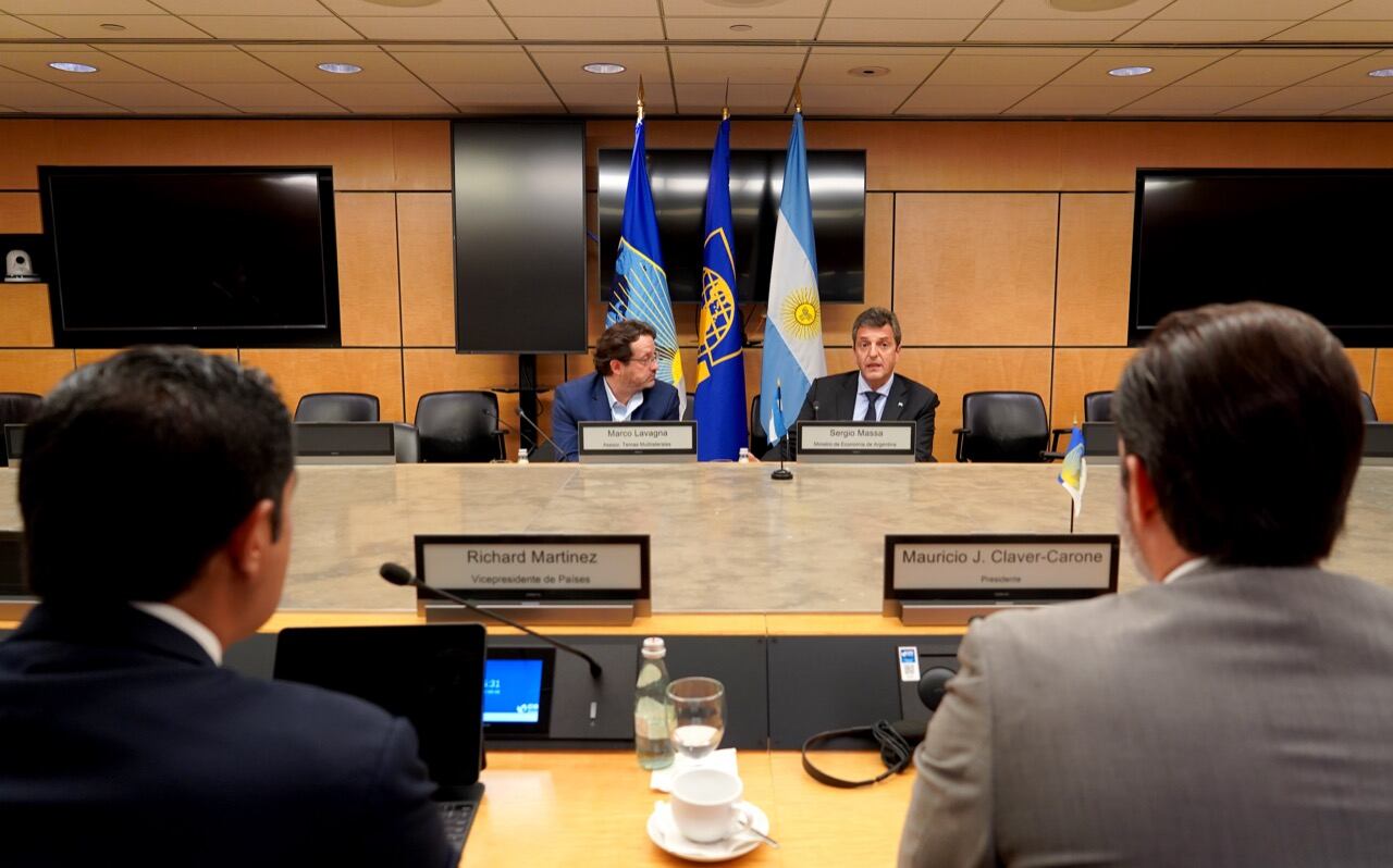 Sergio Massa durante la reunión con el BID.