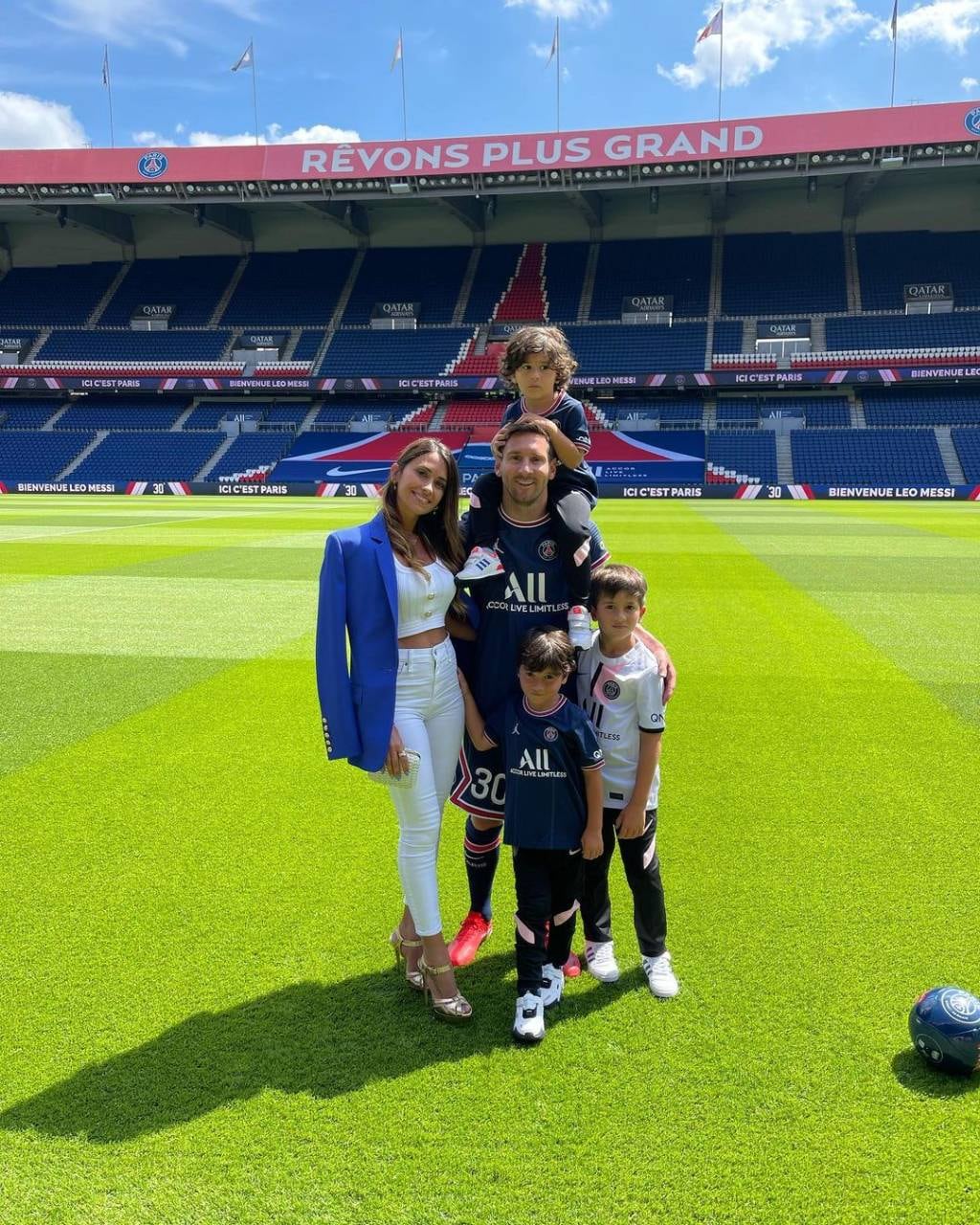 La familia Messi posó en el campo de juego del equipo francés.