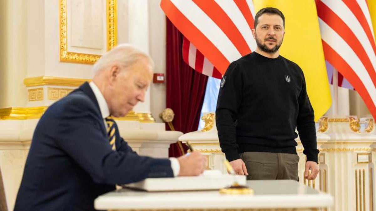 Joe Biden y Volodimir Zelenski, presidentes de Estados Unidos y Ucrania respectivamente, durante la visita de Biden a Kiev este lunes 20 de febrero de 2023.