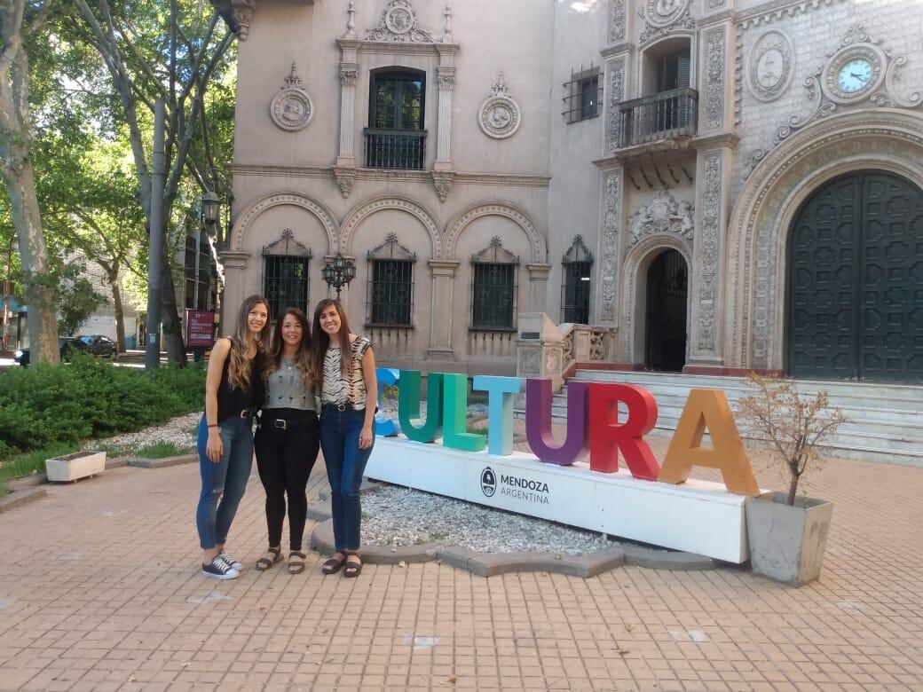 Belén, Cecilia y Paula, las diseñadoras del afiche de Vendimia 2021