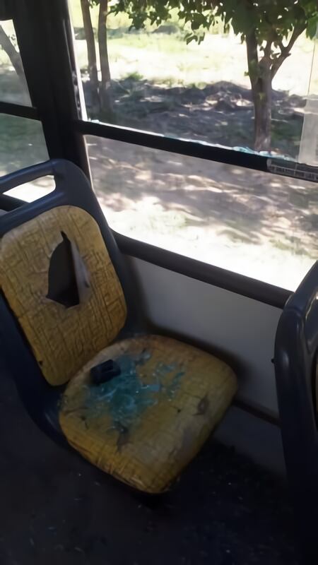 Un colectivo del Equipo Hábitat sufrió daños.