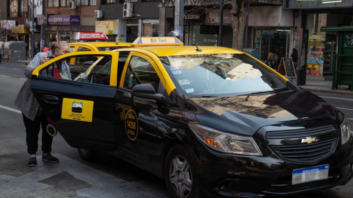 A partir de hoy, viajar en taxi sale un 20% más caro: cuál es el costo de la bajada de bandera