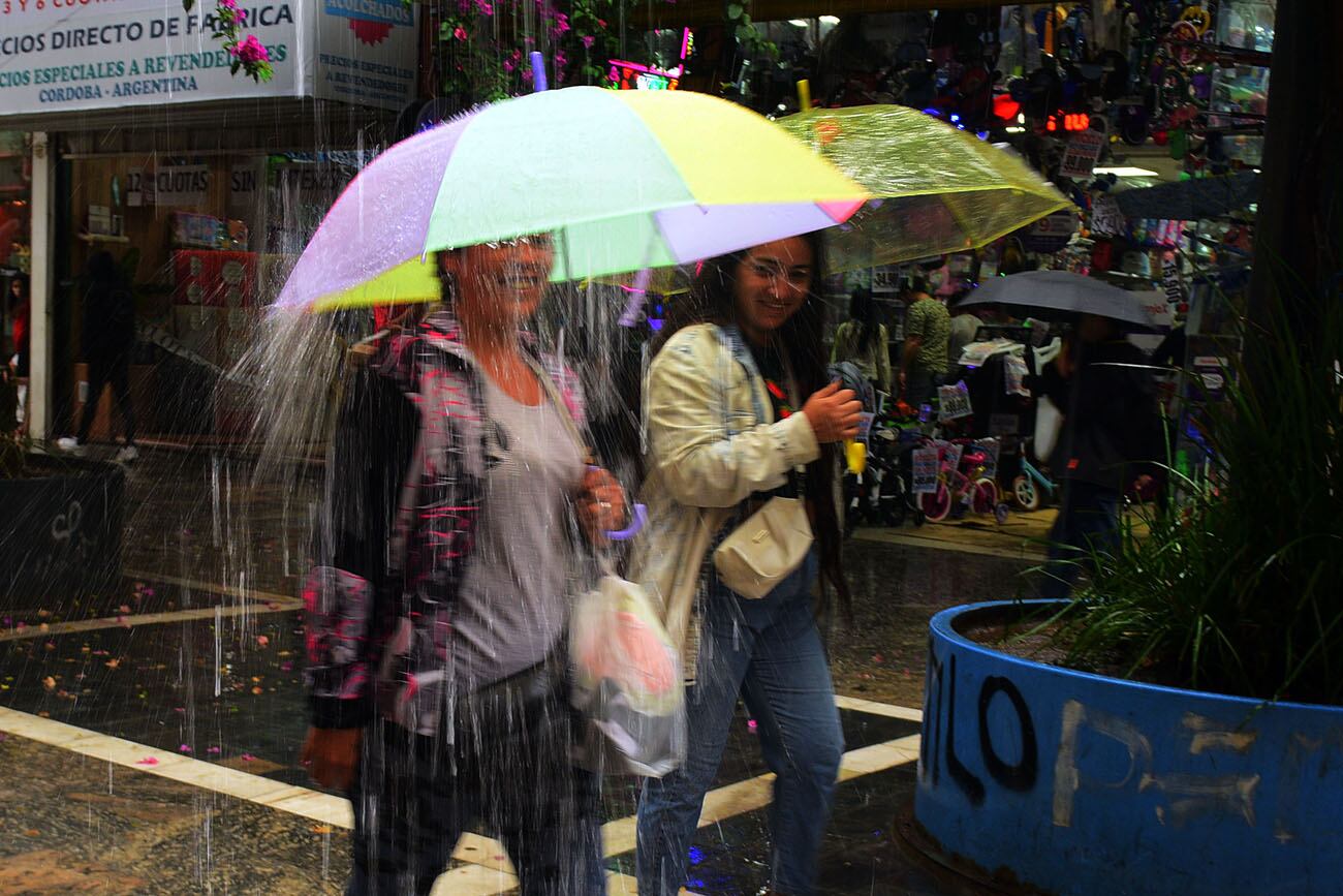 Intensa lluvia cayo este sábado en la ciudad de Córdoba. (José Gabriel Hernández)