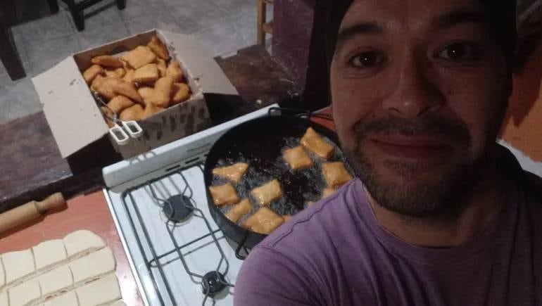 Todos los días arranca cocinando tortas fritas a las 4 de la mañana.