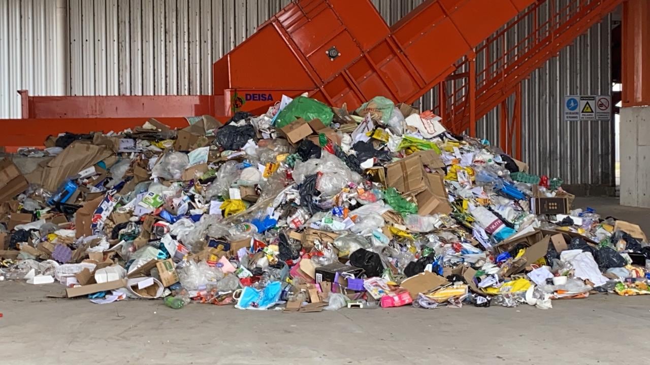 La planta permite compactar y reutilizar el material que se descarta en bolsas.