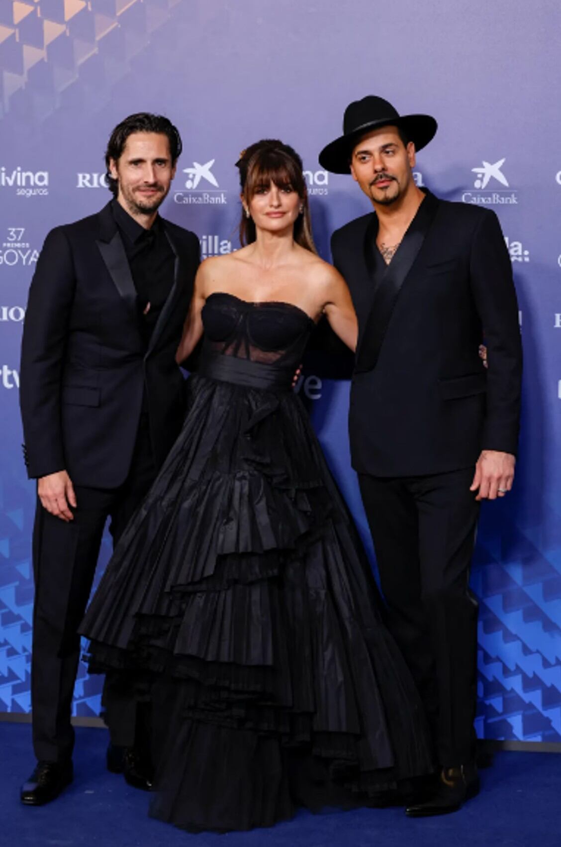 Penélope Cruz con Eduardo Cruz y Juan Diego Botto, todos de negro.