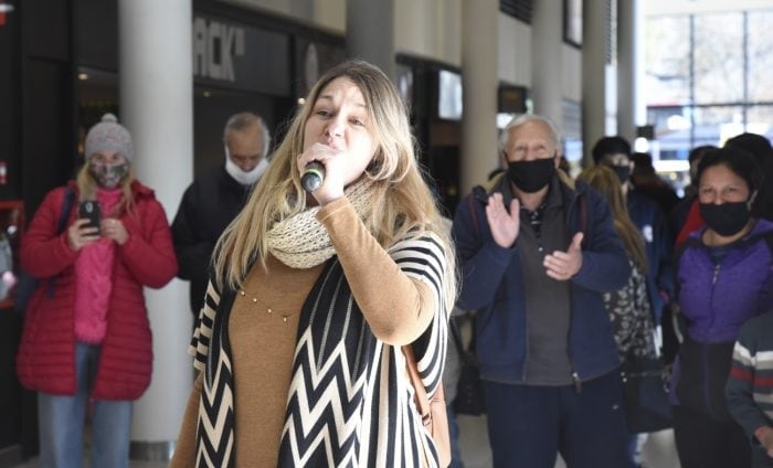 La soprano Mariana Rodrígez, junto al tenor Marcelo Zalada deleitaron a los paseantes de la Terminal de Mendoza con cancines líricas. Gentileza MG