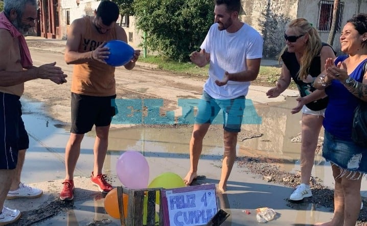 Así celebraron los cuatro años del bache los vecinos de Berisso.