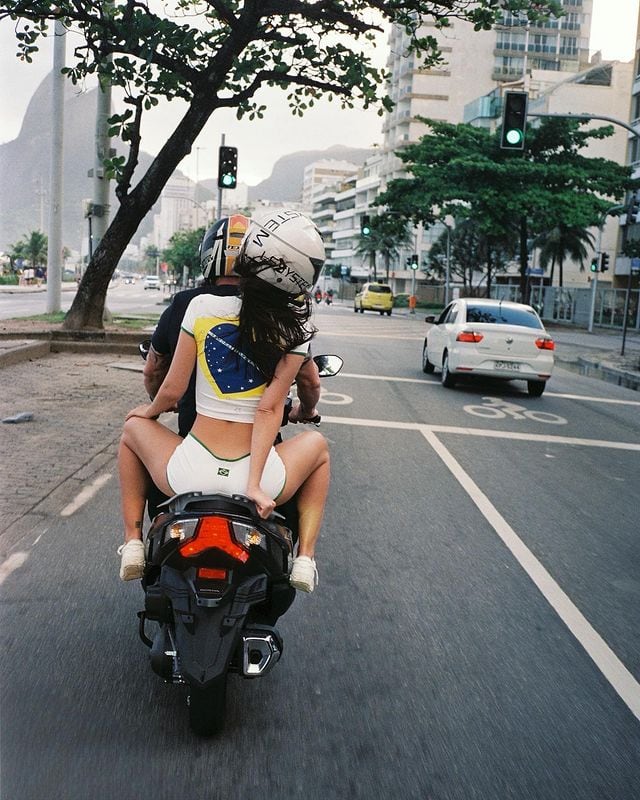 La modelo viajó a Brasil y se mostró luciendo una remera con la bandera del país latinoamericano. / Foto: Instagram