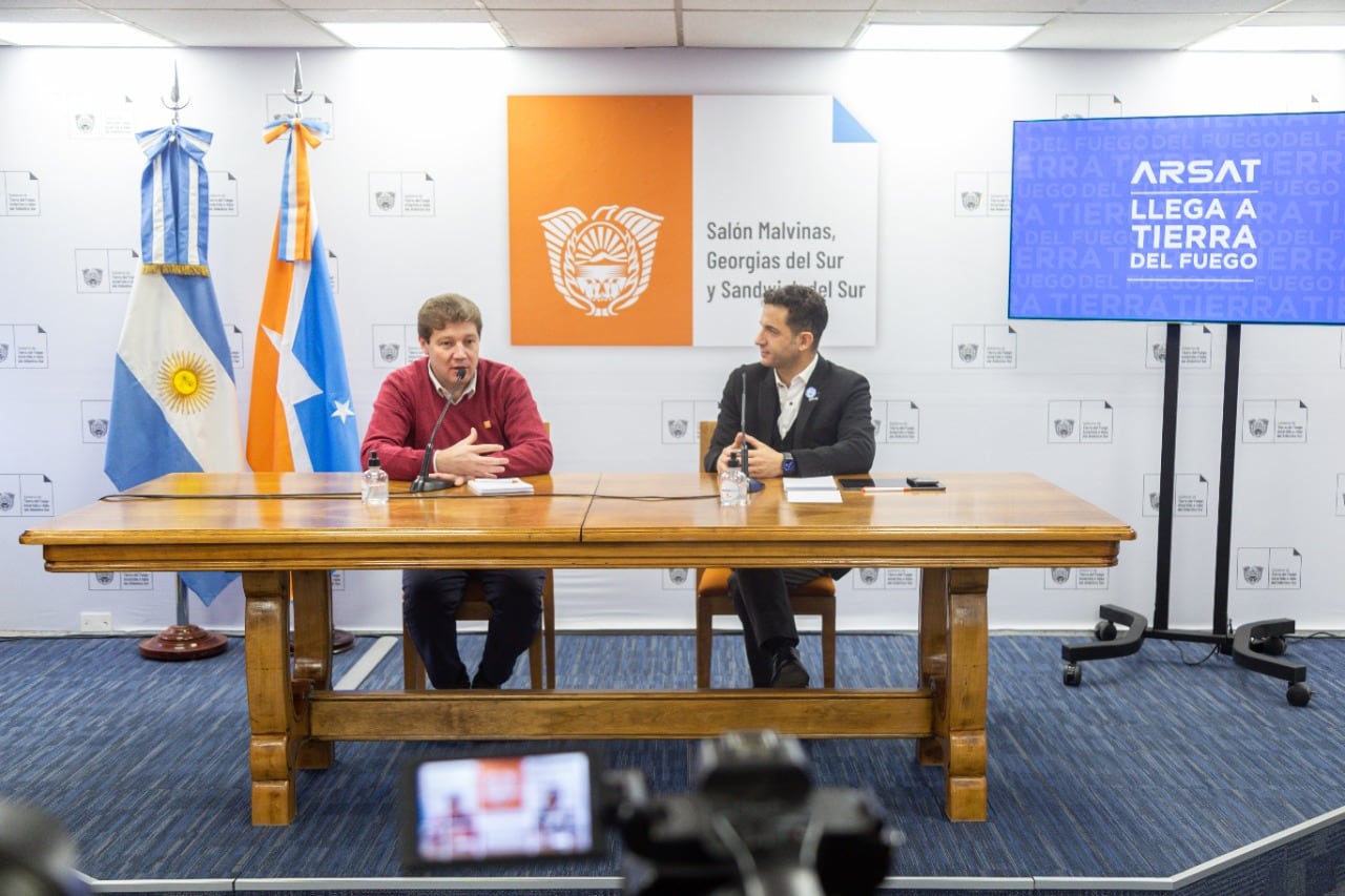 El Gobernador Gustavo Melella junto al Presidente de ARSAT, Matías Tombolini.