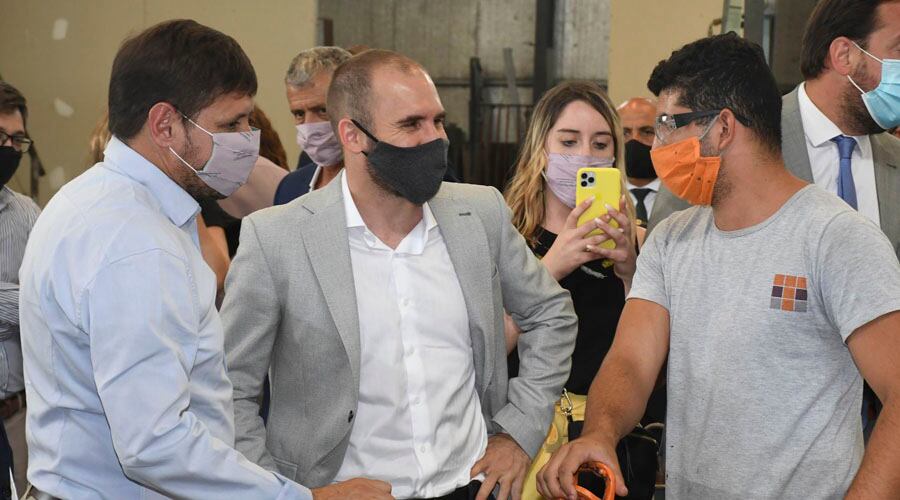 Guzmán departiendo con un obrero en el Parque Industrial de Santa Rosa 