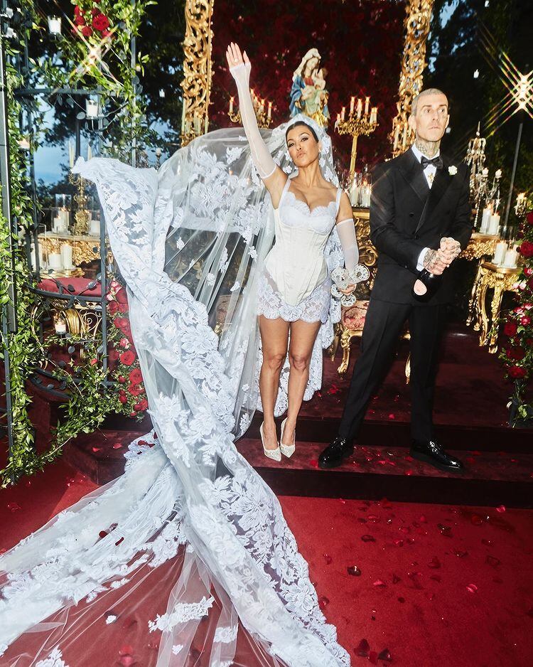 Kourtney Kardashian y Travis Barker en su boda en Italia.