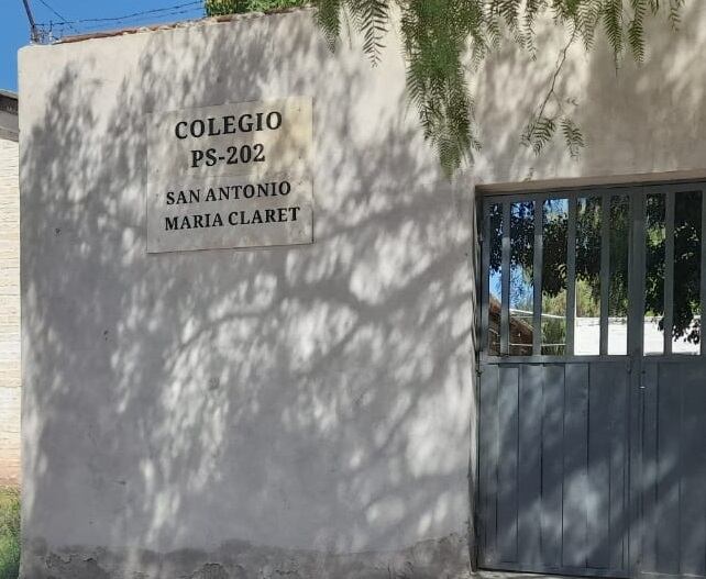 Una escuela del barrio La Favorita necesita bancos y pizarrones  para dictar clases y comenzaron a recibir ayuda. Foto: Gentileza.