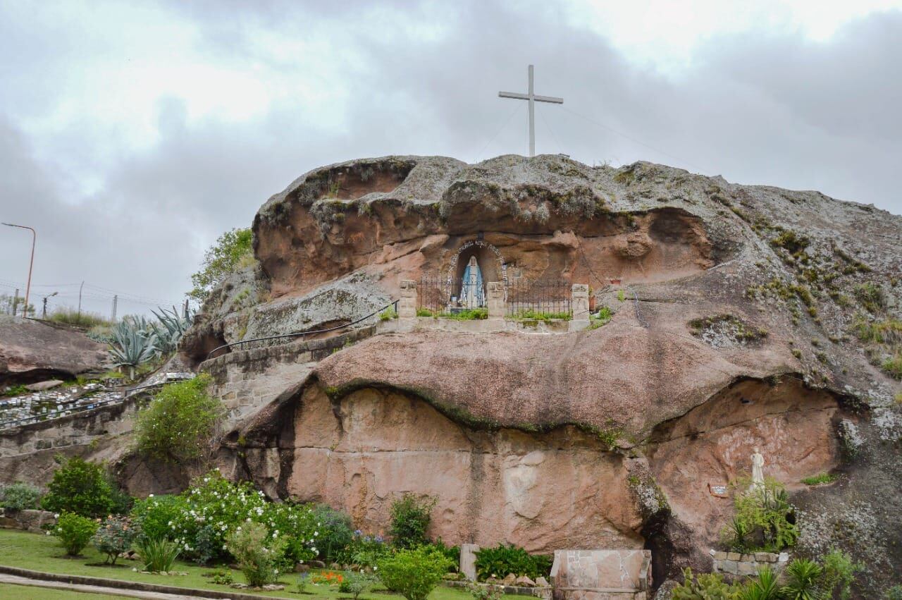 Gruta de la Virgen de la Medalla Milagrosa y San Cayetano en Tanti.