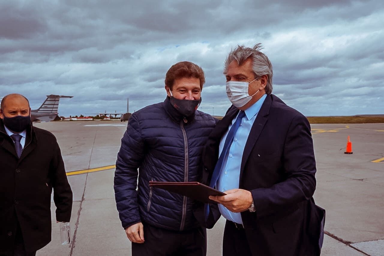 El Mandatario fueguino recibió al Presidente de la Nación en el Aeropuerto Internacional de Río Grande.