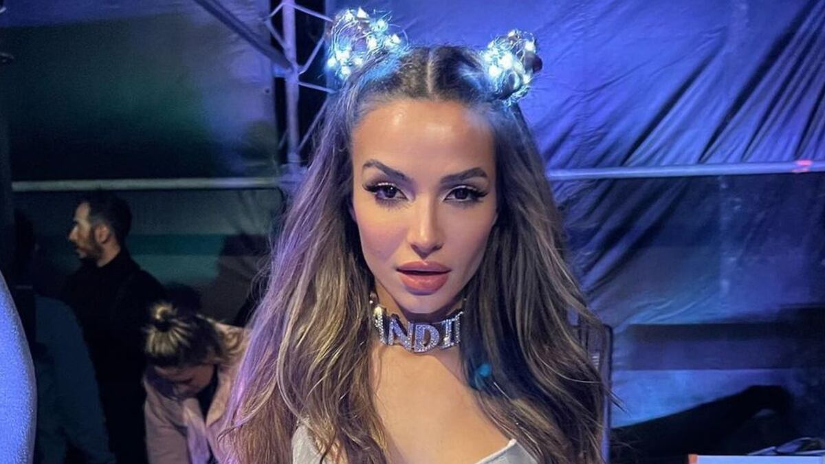 Brenda Asnicar poso frente al espejo con un total denim y le hizo un pedido a sus seguidores: “Escríbanme cosas lindas...”
