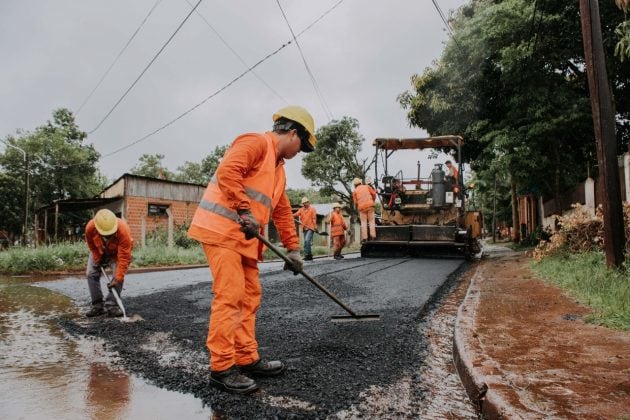 Oscar Herrera Ahuad recorrió Puerto Iguazú y supervisó las nuevas obras viales.