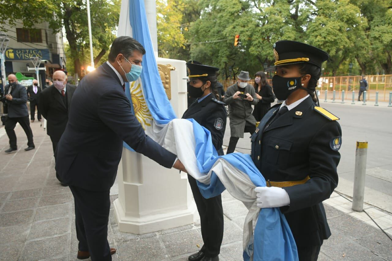 El vicegobernador de Mendoza, Mario Abed, en el izamiento de la bandera. Foto: Ignacio Blanco / Los Andes.