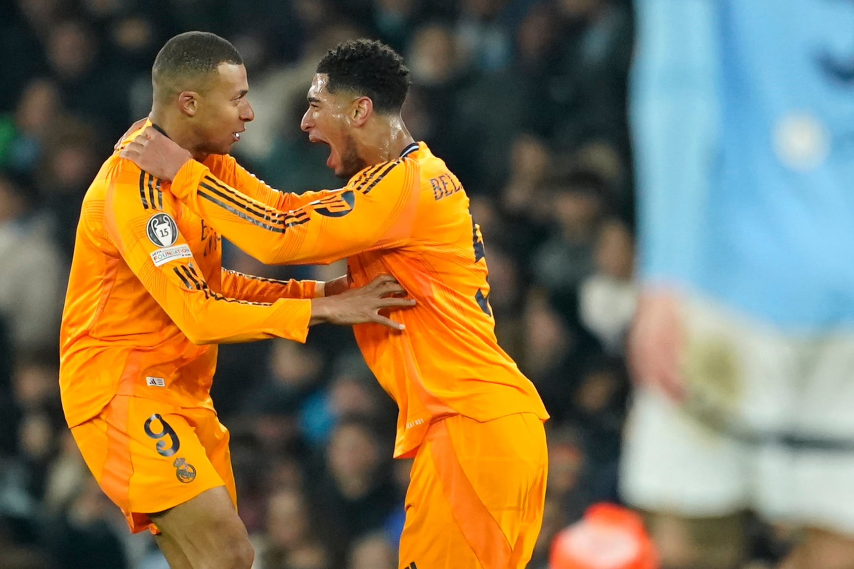 Kylian Mbappé (9) celebra con Jude Bellingham tras anotar el primer gol del Real Madrid en la victoria 3-2 ante el Manchester City en la ida del playoff de la Liga de Campeones, el martes 11 de febrero de 2025. (AP Foto/Dave Thompson)