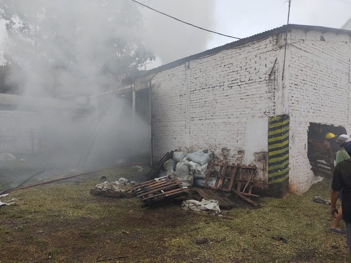 Trabajaron en el lugar la División Bomberos de la Policía en conjunto con los Bomberos Voluntarios de Oberá