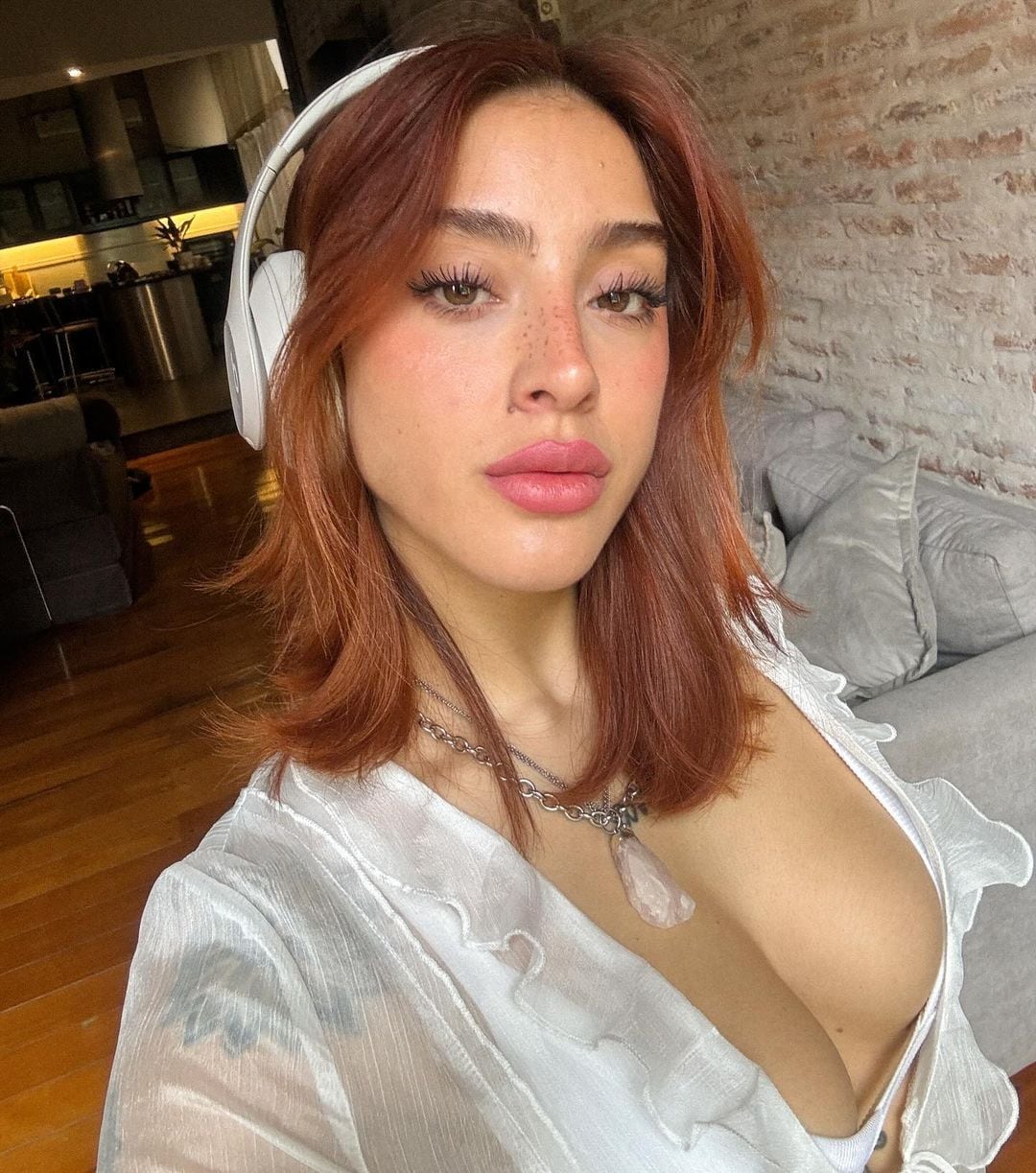 La influencer chilena Belén Negri redefinió la moda urbana con un look de transparencias y escote