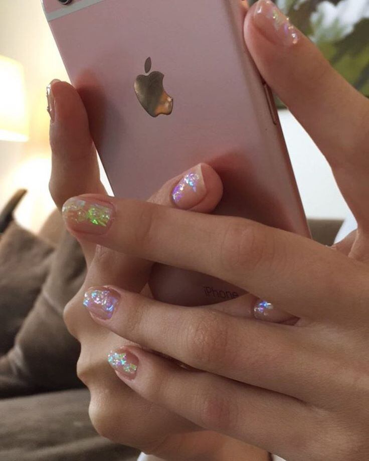 Selena Gómez en Nail Art Deluxe en la Met Gala 2017