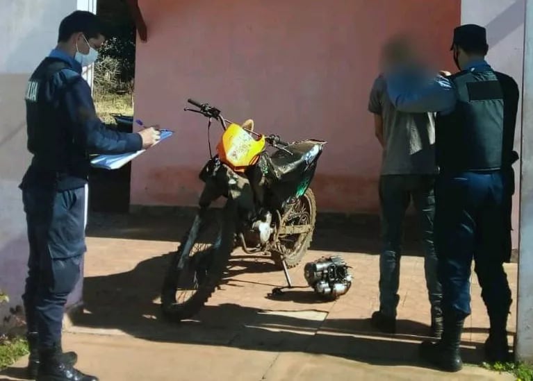 Una motocicleta y un auto con documentación apócrifa fueron secuestrados durante operativos viales.