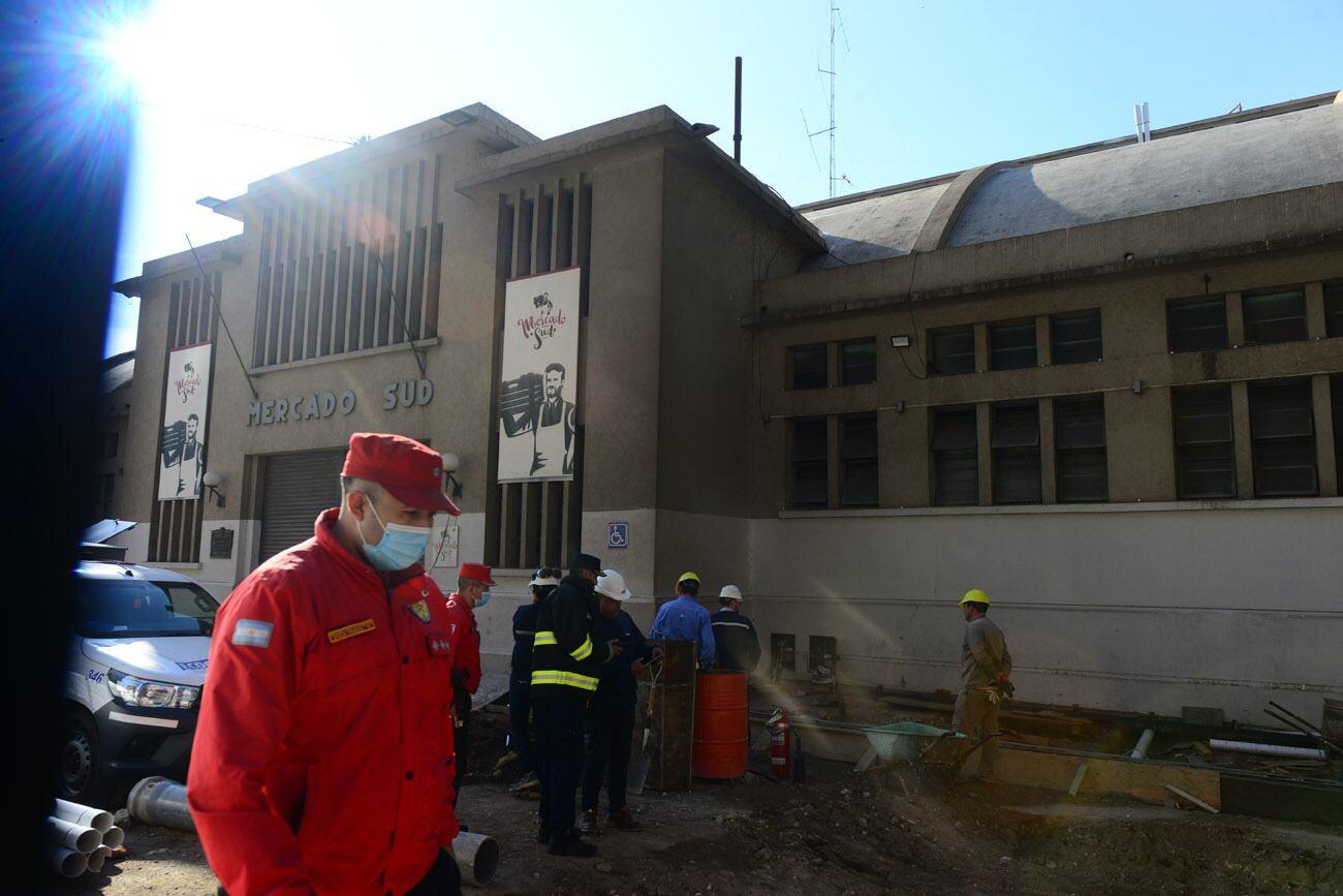 Escape de gas por rotura de un caño. Se produjo en la obra que la Municipalidad realiza en la zona del Mercado Sud. (José Gabriel Hernández / La Voz)