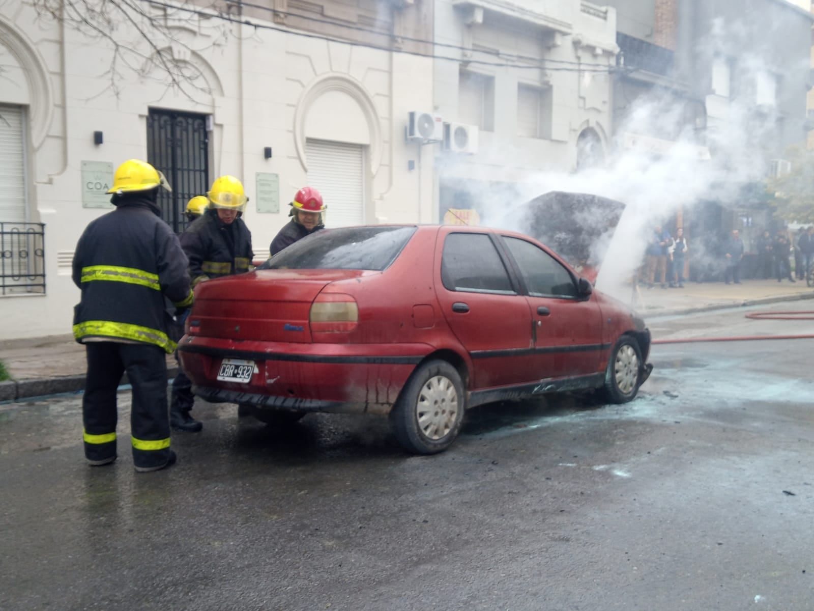 Se incendió un vehículo en calle 1810 entre Moreno y Sarmiento