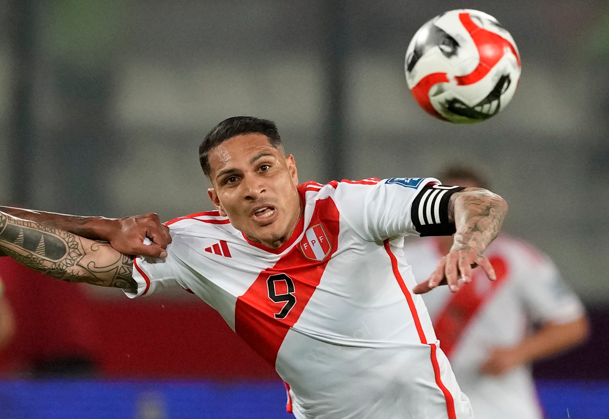 El delantero peruano Paolo Guerrero durante el partido contra Brasil por las eliminatorias del Mundial, el martes 12 de septiembre de 2023, en Lima. (AP Foto/Guadalupe Pardo)