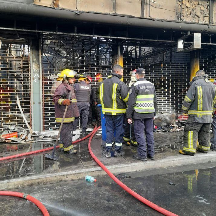 Las impactantes imágenes del incendio en el Mercado de pulgas de Salta.