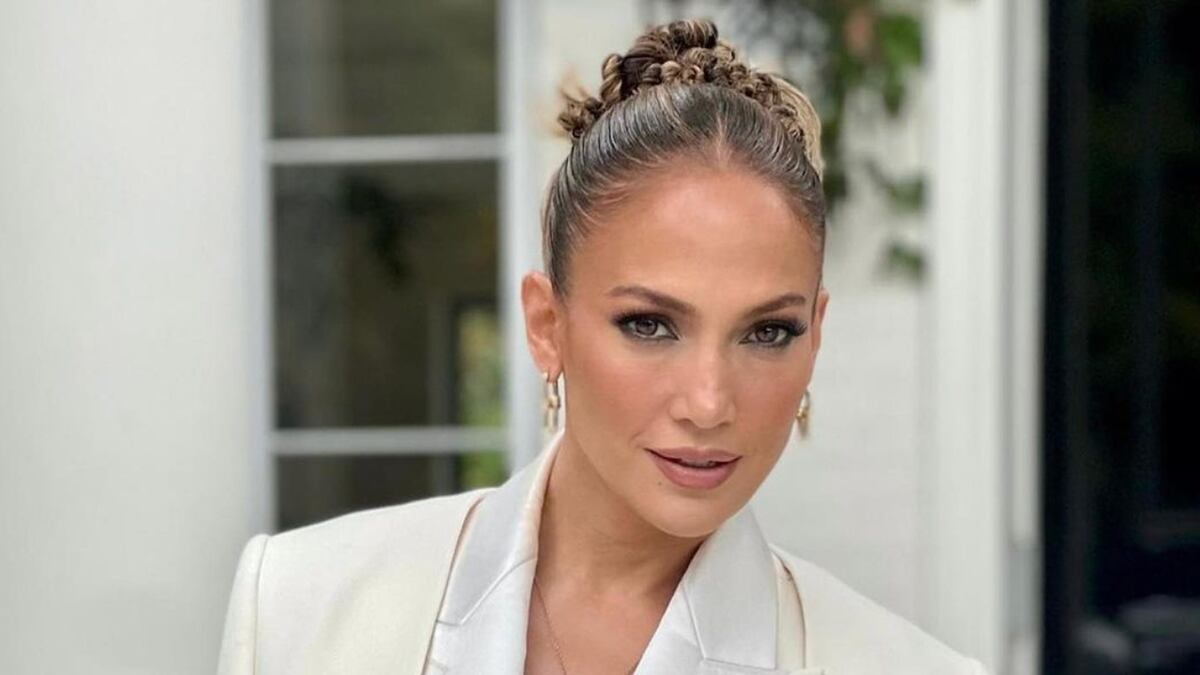 A los 53, Jennifer Lopez mostró su lencería de encaje y las redes estallaron
